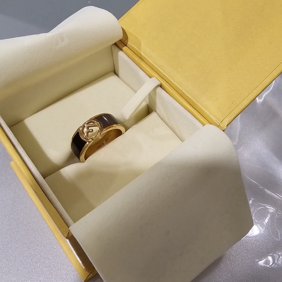 Authentic Fendi ring size Large with original box - Picture 2 of 9